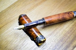 Na stránkách pro vás máme přichystané nové kousky. Naši nabídku per jsme opět rozšířili o další typy zajímavých per, tak...